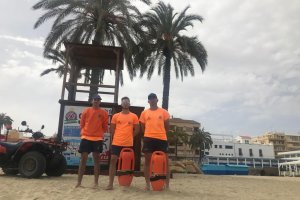 Socorristas  en la playa de Garrucha.