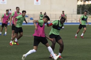 Disputa de balón entre Juanjo Narváez y Yan Eteki.