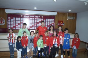 René posando con los abonados/as al finalizar la rueda de prensa.