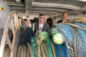 Villegas, en el centro, dentro de un barco.