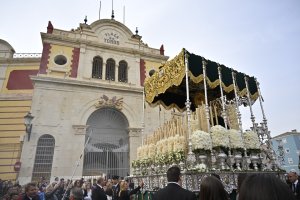 El palio de la Macarena, poco después de la salida de San Ildefonso, frente a la puerta de la Plaza de Toros de Almería.