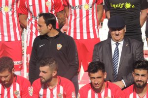 Alfonso García se pone la camiseta rojiblanca.