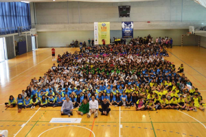 La gran familia del baloncesto posa con ADABA.