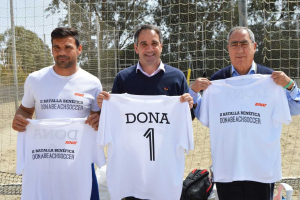Camisetas llenas de solidaridad en un evento canterano.