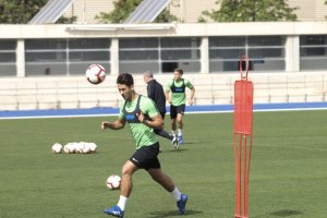 César de la Hoz rematando de cabeza en el Anexo.