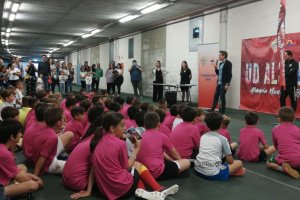 Los futbolistas escuchando atentamente a Corona.