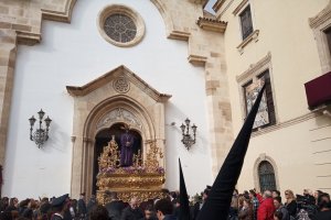 El Señor de las Penas en el abandono de sus discípulos saliendo de la Patrona.