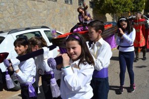Procesión de niños y niñas del colegio Las Canteras de Macael.