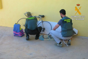 Agentes de la Guardia Civil con algunos de los útiles recuperados.
