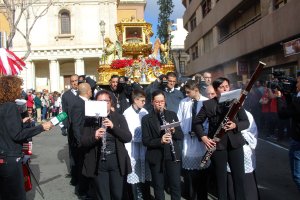 El paso del Cristo Yacente tras la música de capilla que acompañó el cortejo en su Estación de Penitencia.