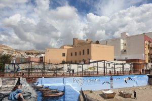 Imagen del mural que decora ahora el muro de la pasarela de Pescadería, hecho por los grafiteros Nauni y Dank.