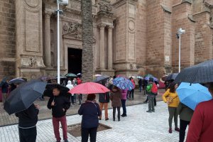 Los almerienses, esperando a que se tomara una decisión en la Catedral.