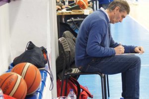 Paco Rueda lleva medio siglo en el baloncesto.