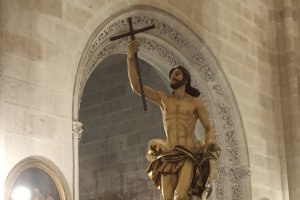 El Resucitado ayer procesionando por el interior de la Catedral