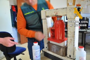 Maquinaria para la elaboración de cocaína incautada en el laboratorio.