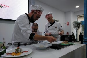 Chefs elaborando el menú.