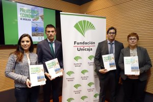 Cristina Rico,  Rafael Muñoz Zayas, Rafael López del Paso y Felisa Becerra, del equipo de Analistas Económicas.