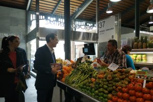 Juan Carlos Pérez Navas, candidato al Senado del PSOE, visitando el Mercado Central