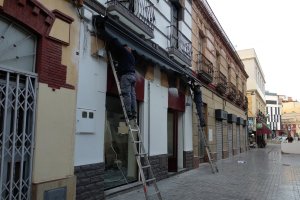 Últimos trabajos previos a la inauguración del bar Plaza Market, en la circunvalación del Mercado.