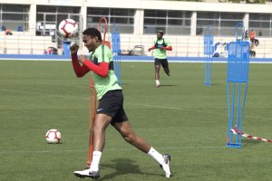 Lucien Owona remata a puerta en el campo Anexo.