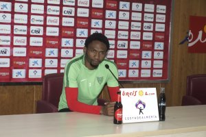 Lucien Owona en rueda de prensa.