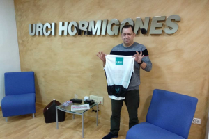 Domingo Salmerón con el maillot de la Vuelta a Almería.