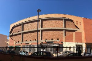 Parte de la fachada del edificio se vino abajo este miércoles.