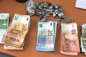 Dinero y hachís localizado en el pub de El Ejido.