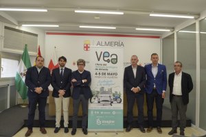 Organizadores y representantes de las distintas marcas de vehículos que participan en la feria.