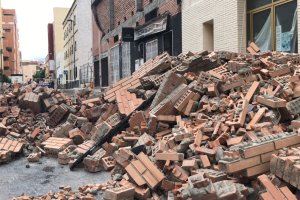 Escombros en la calle Úbeda esta mañana