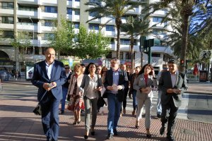 Paseo naranja por las calles del centro de Almería