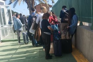 Pasajeros del Talgo Almería-Madrid en Huércal, donde han estado parados casi tres horas.
