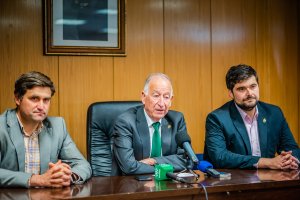 Gabriel Amat, con los concejales Jose Juan Rodríguez (izquierda) y Francisco Gutiérrez.