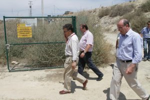 Visita a la zona perimetrada por parte de técnicos en una imagen de archivo.