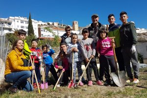 Alumnos, profesores y el alcalde de Abla, en el huerto escolar.