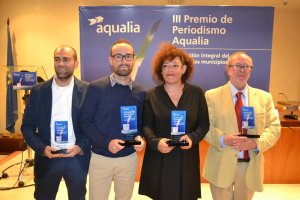 Antonio Fernández, a la derecha, con los premiados en esta edición de los Premios Aqualia.