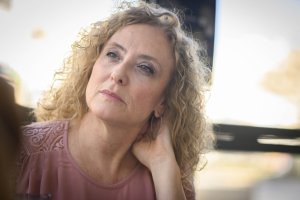 Mar de los Ríos, escritora y colaboradora de La Voz, fotografiada durante la conversación.