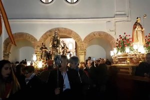 Los Patronos de Abla a la salida de la ermita iniciando la \'traída\' hasta la iglesia parroquial.