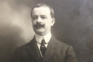 Walter Maclellan, diplomático y empresario, con su característico bigote imperial.