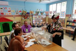 Mari Carmen Requena ejerciendo el derecho a voto ya preparada para San Marcos.