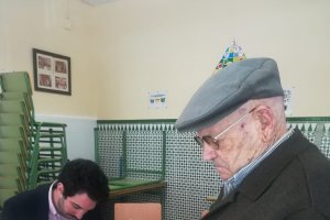 Antonio Benavides votando a los 94 años.