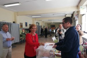 Sonia Ferrer votando en el colegio Madre de la Luz