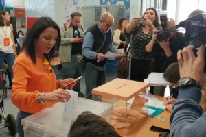 La presidenta del Parlamento de Andalucía, Marta Bosquet, votando esta mañana.