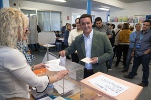 Javier A. García, votando en Nueva Almería.