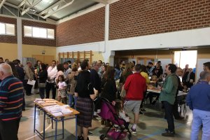 Votantes en el IES Nicolás Salmerón de Almería capital este mediodía.