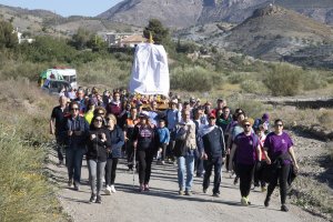 Cientos de romeros llegados de toda la provincia de Almería participaron  en la baja extraordinaria de la Virgen del Saliente.