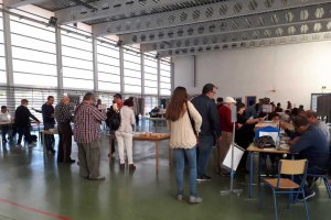Votantes en el colegio Mar Mediterráneo.