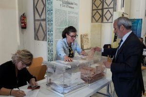 Felix López. actual alcalde de Vera, ejerciendo su derecho al voto.