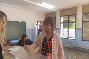 Ana Belén Pascual, candidata del PSOE de Alhama de Almería votando.