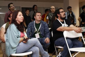 La candidata Raquel Martínez sigue los resultados en la noche electoral